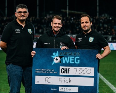 Check­über­ga­ben vor gros­ser Kulis­se